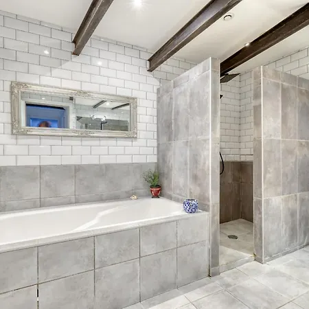 Wide & Stunning Loft In The Heart Of The 17th Arr